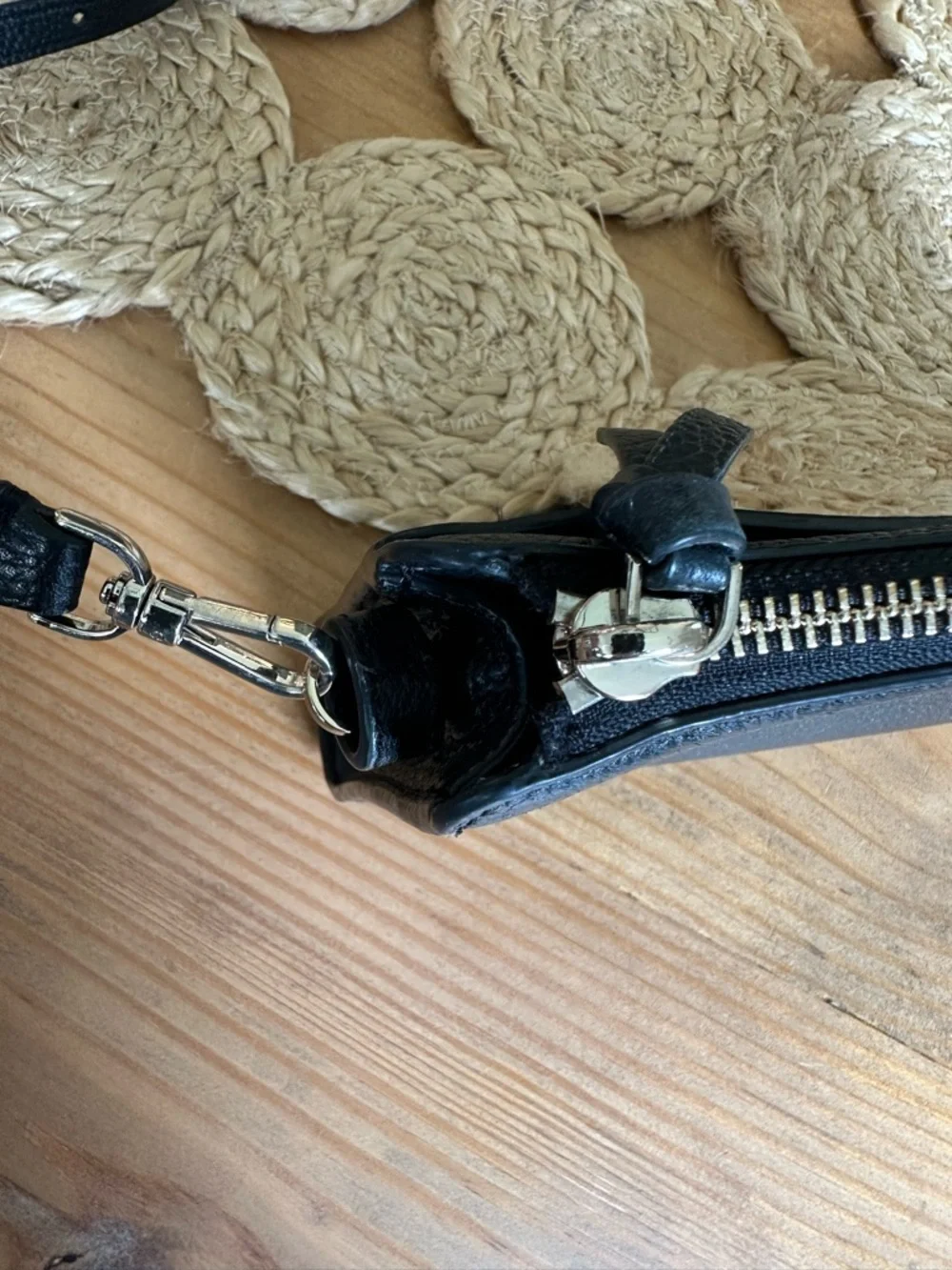 Kate Spade simple and classic black leather crossbody bag